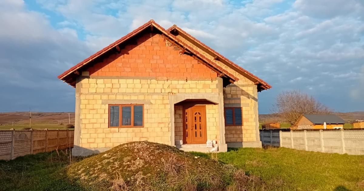 Casa noua, 130 mp, teren 5693 mp, la drum european, Bradesti