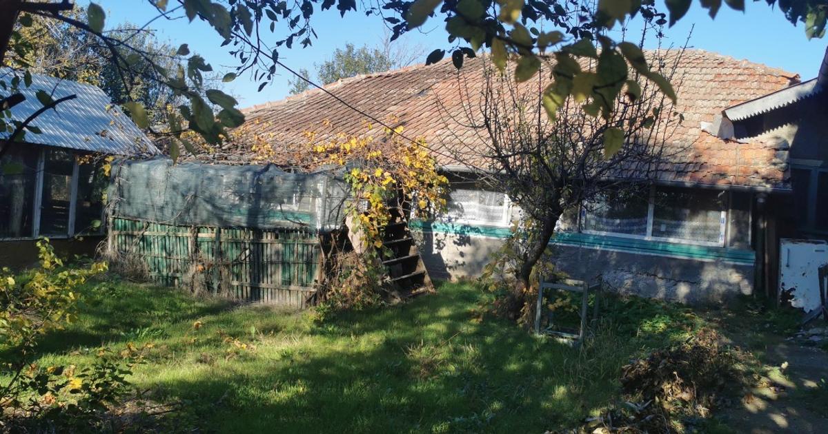Casă batranească de vânzare situată în centrul comunei Crivăț jud Călărași