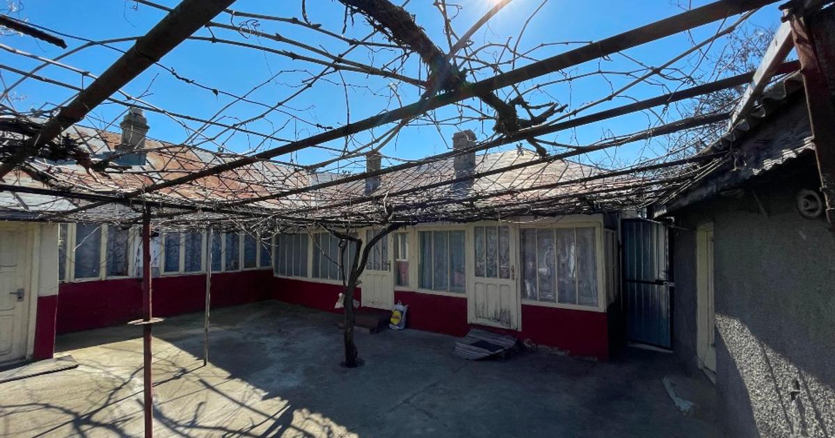 Casă individuală 200 mp cu 5 camere în Foltești
