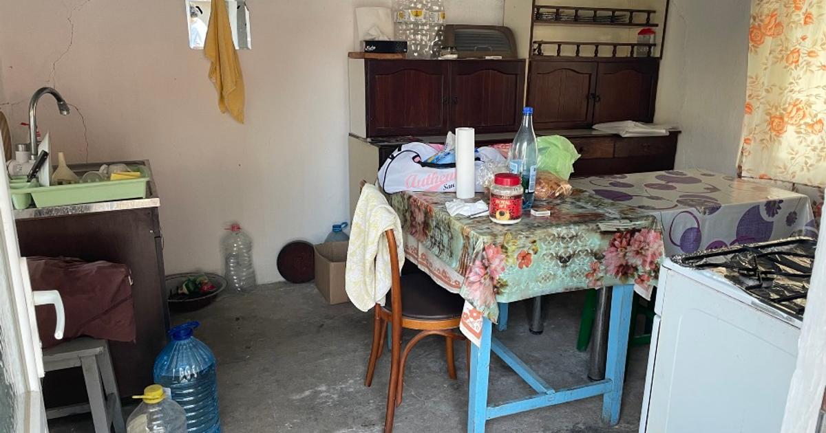Vand casa batraneasca din caramida acoperita cu tabla mobilata si utilata