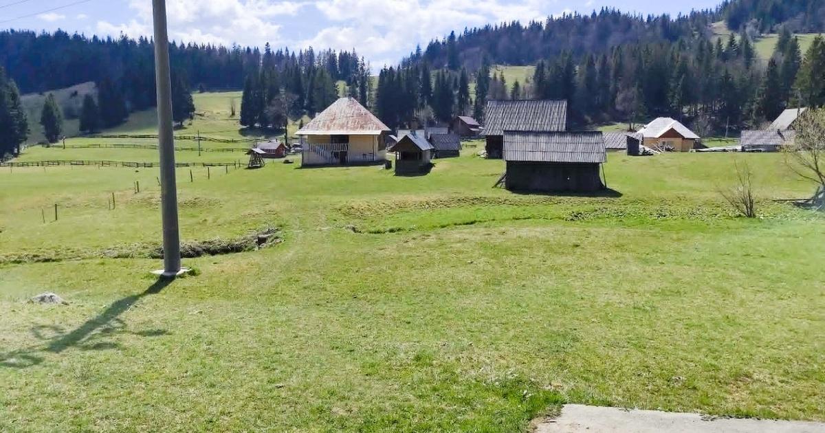 Oportunitate Apuseni: 7553mp cu parau, casa, anexe la 2km de Ghețarul Scarisoara