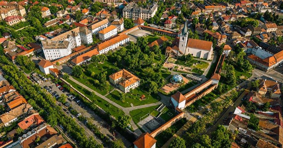 Casa cu doua cai de acces, 5 camere, 4 bai, garaj, langa Cetatea Medievala Targu