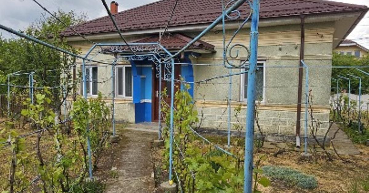 Casa de vânzare+ curte gospodărie, zona liniștită