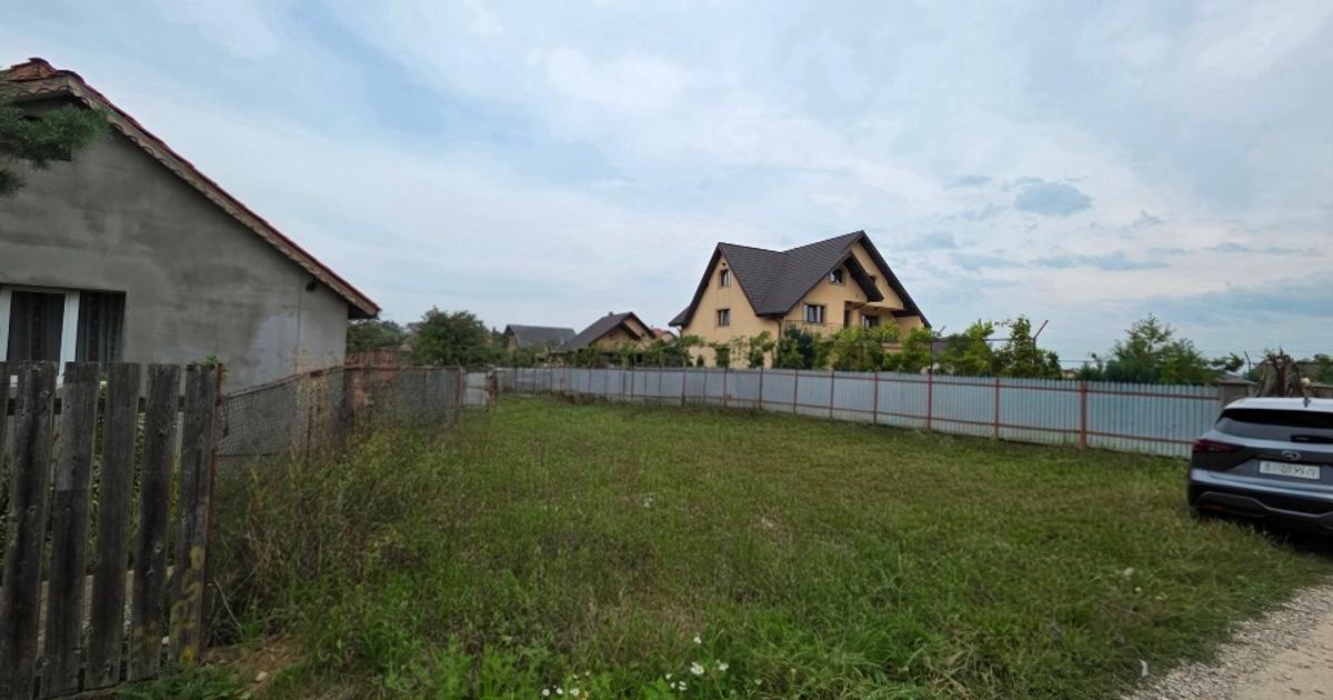 Teren Construcții intravilan de 2700 mp, în Dumbrava Roșie