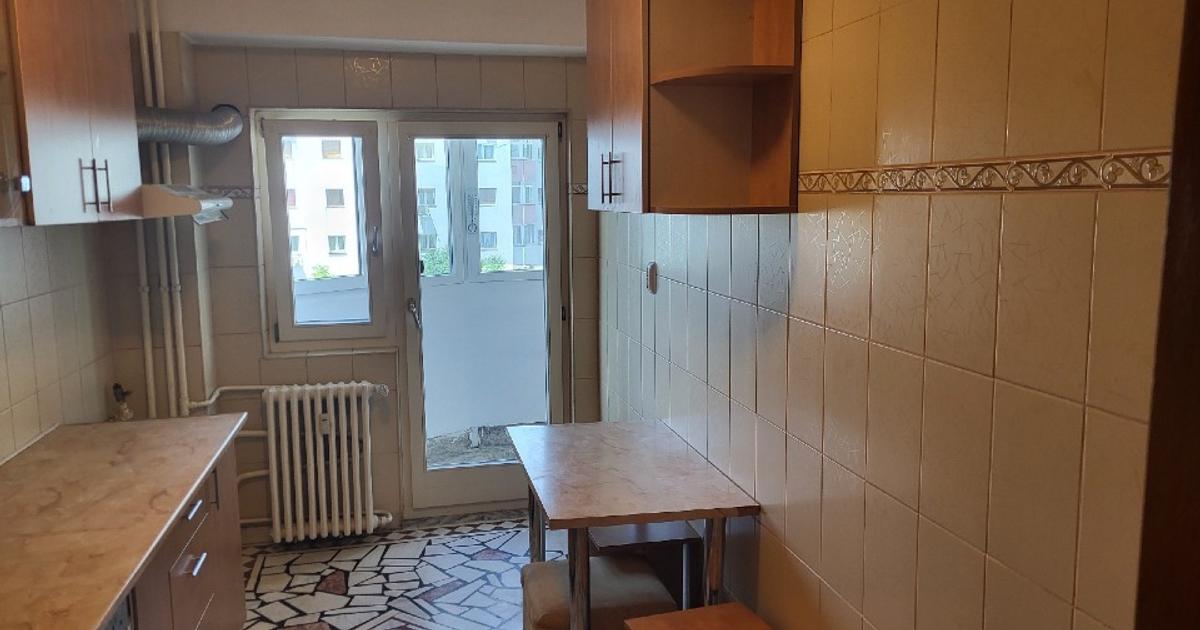 PIATA 1 MAI  4 camere spatios  zugravit 3 balcoane inchise