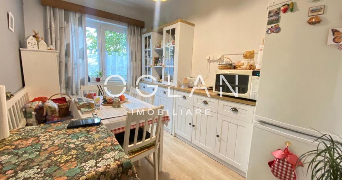 Apartament 3 camere, etaj 2, strada Semaforului