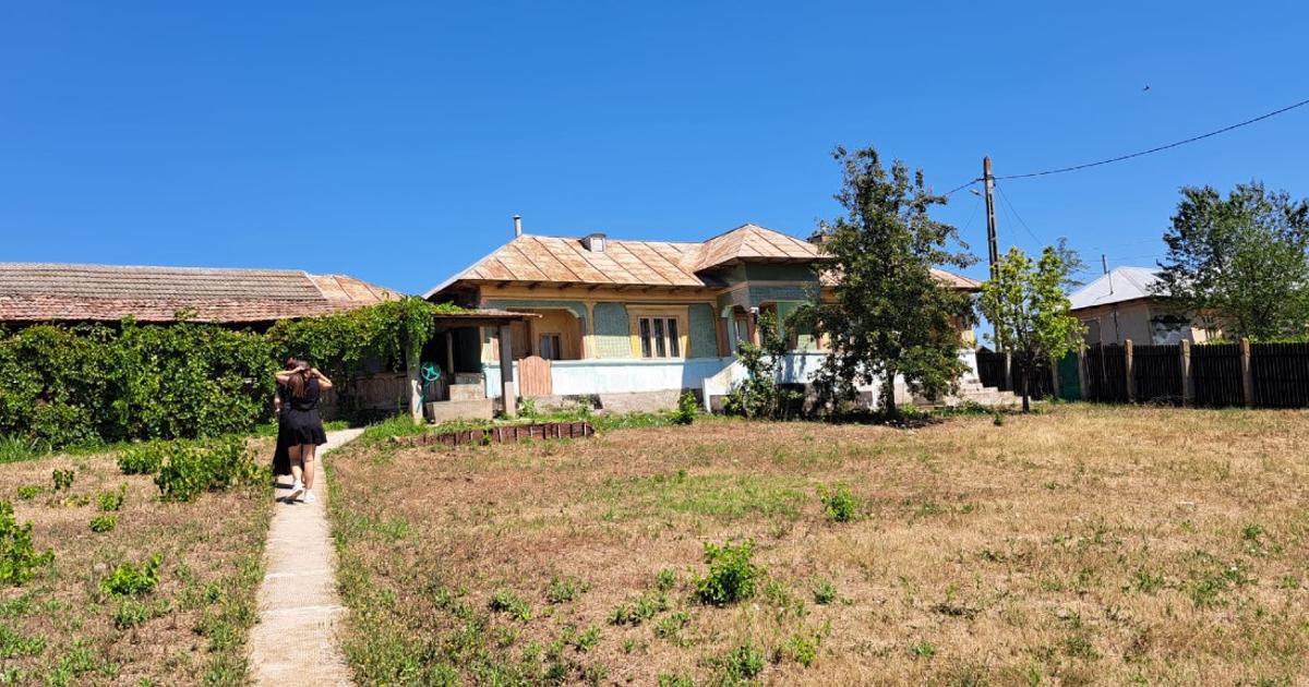 Casa locuibila , curte de 2500 mp