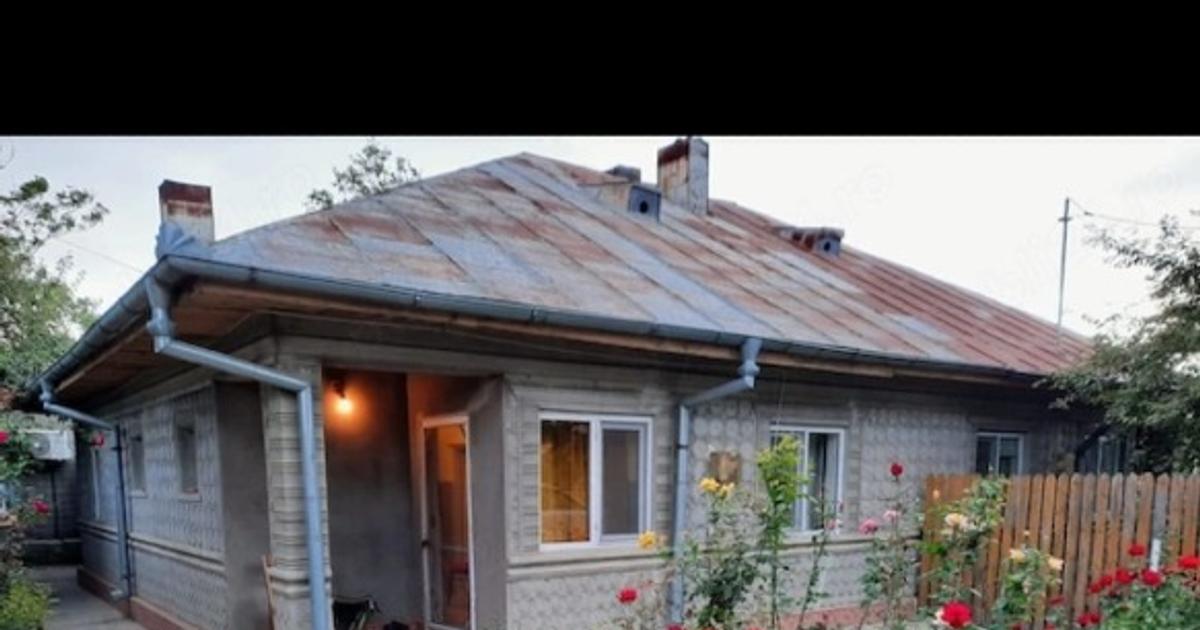 Casă  de va zare ,construita din cărămidă  co.pusa di 4 camere