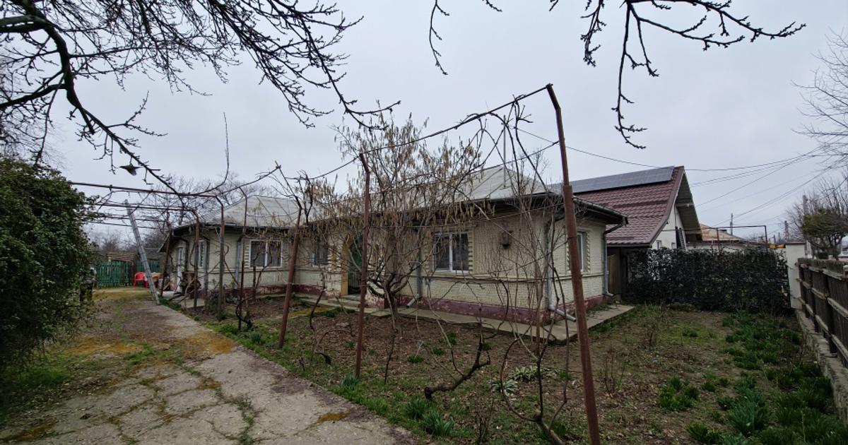 Casa (2 corpuri) si curte de 1401 mp la soseaua principala, Amara!