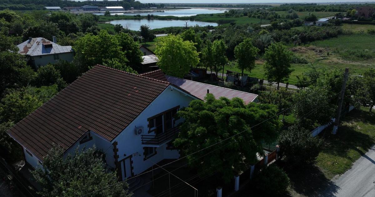 Casa-Vila/chiar lângă pensiunea Amara