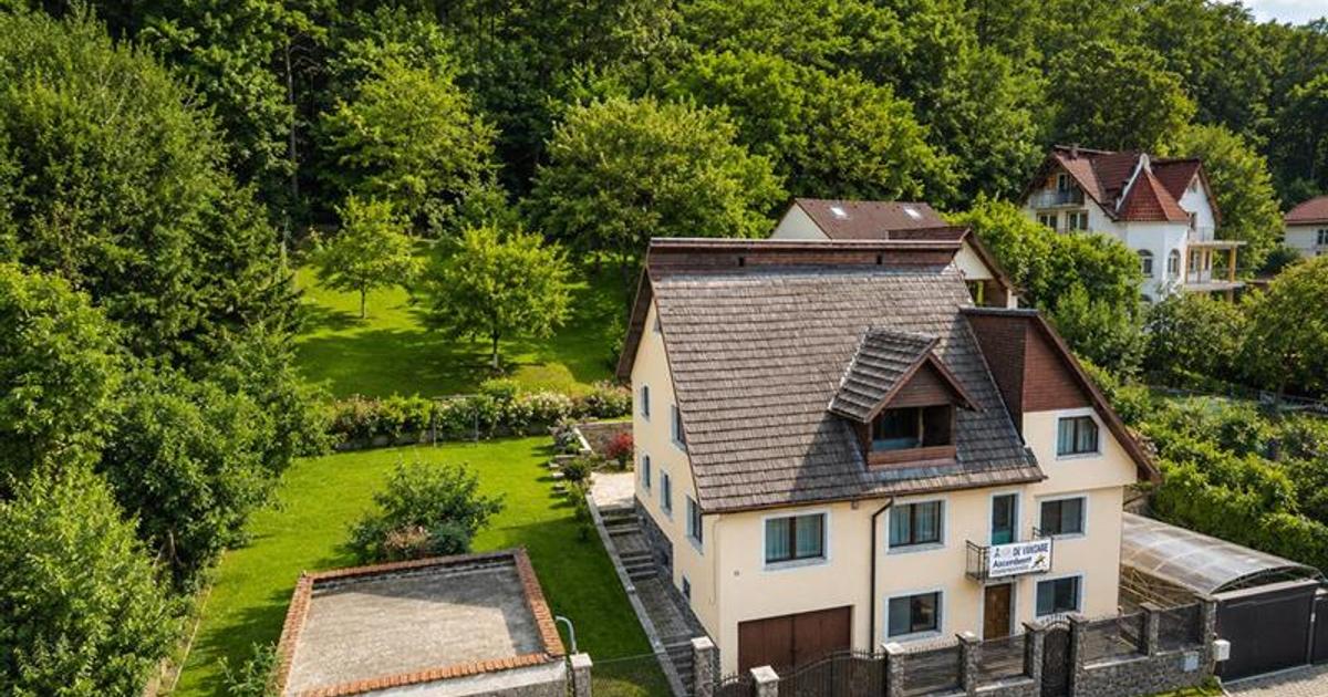 Vila cu potential, 2 garaje, teren 1.080 mp, strada Marasesti, Brasov