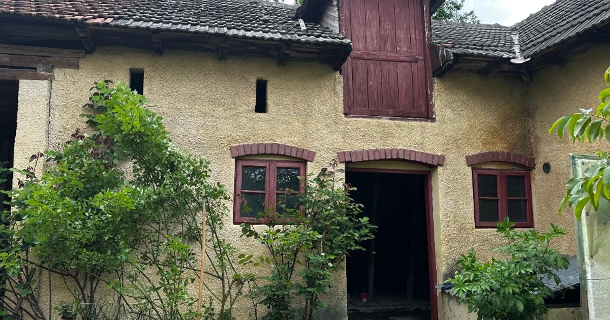 Casa 11 camere la sat cu anexe, teren, utilități, 30 km de Sinaia