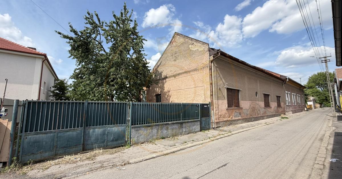 Casă de renovat cu teren 557 mp, central Str. Gh. Barițiu - Carei