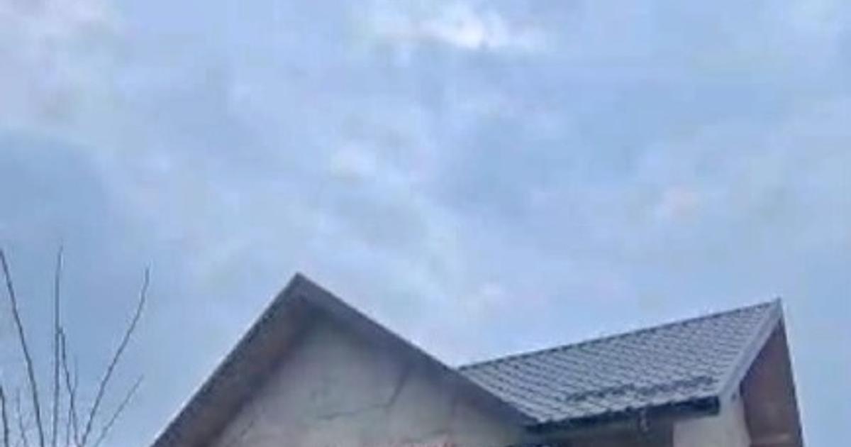 Casa este la rosu , necesita reconstructii .