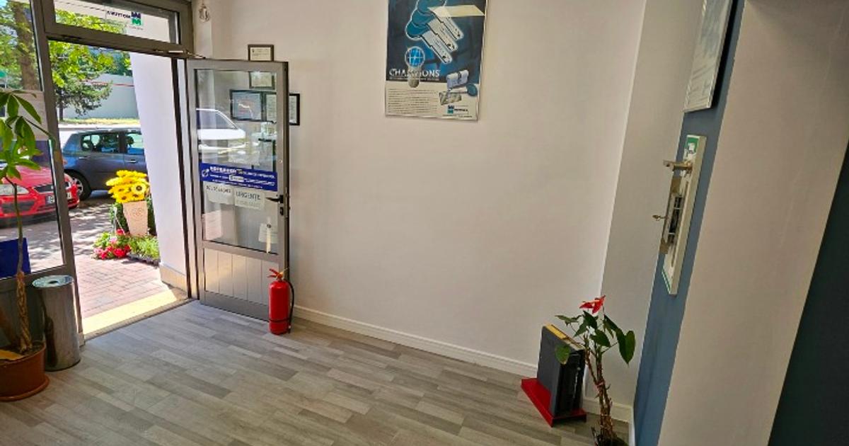 Spatiu comercial cu vitrina- 30mp+depozit la 2 min Metrou Pta Muncii