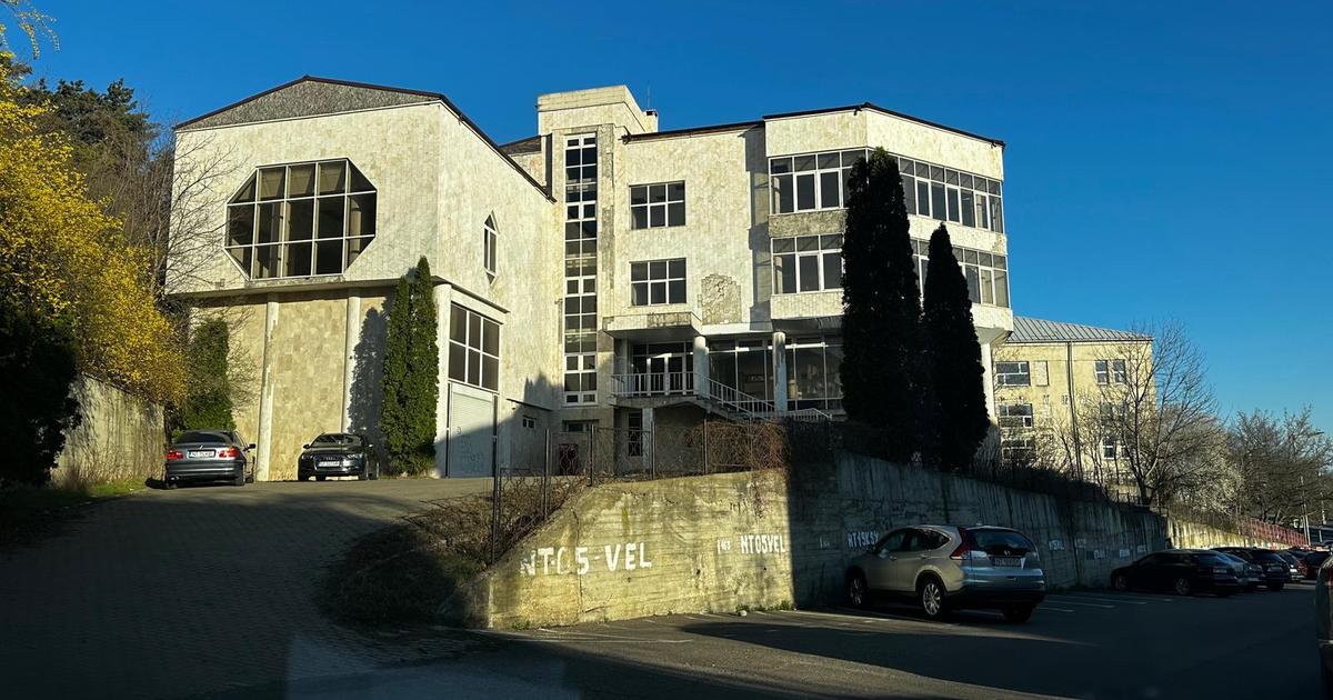 Clădire emblematică de vânzare în Piatra Neamț – fost sediu de firmă