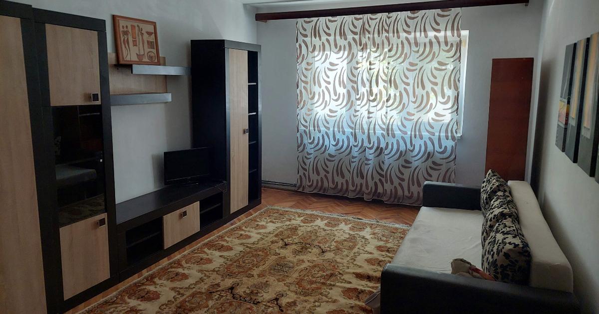Inchiriez apartament cu două camere decomandate,aproape de centru, plus pivniță,