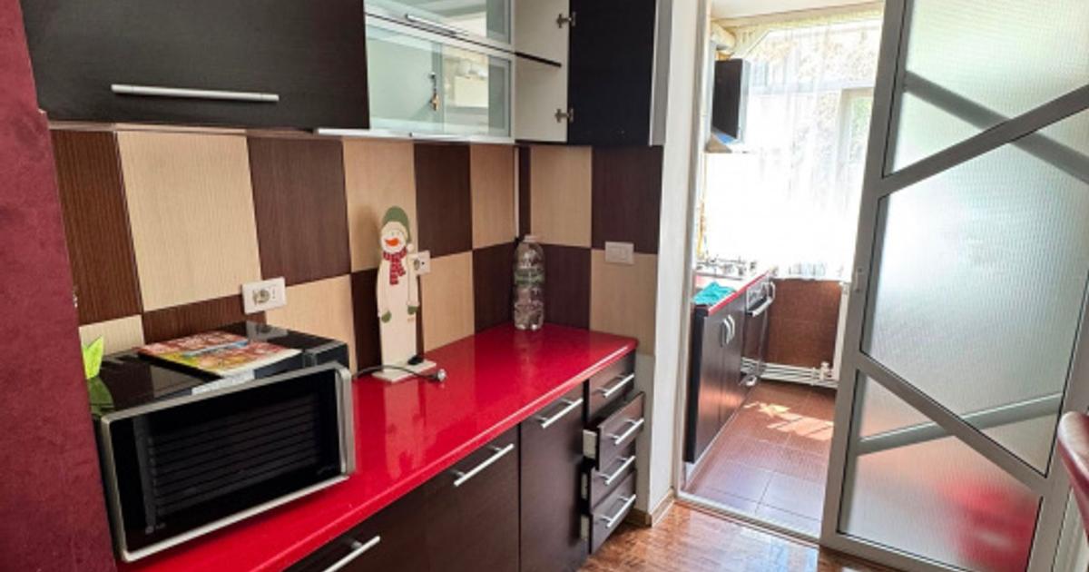 VEST- APARTAMENT 2 CAMERE DECOMANDAT  ,CENTRALA GAZ, ETAJ 2