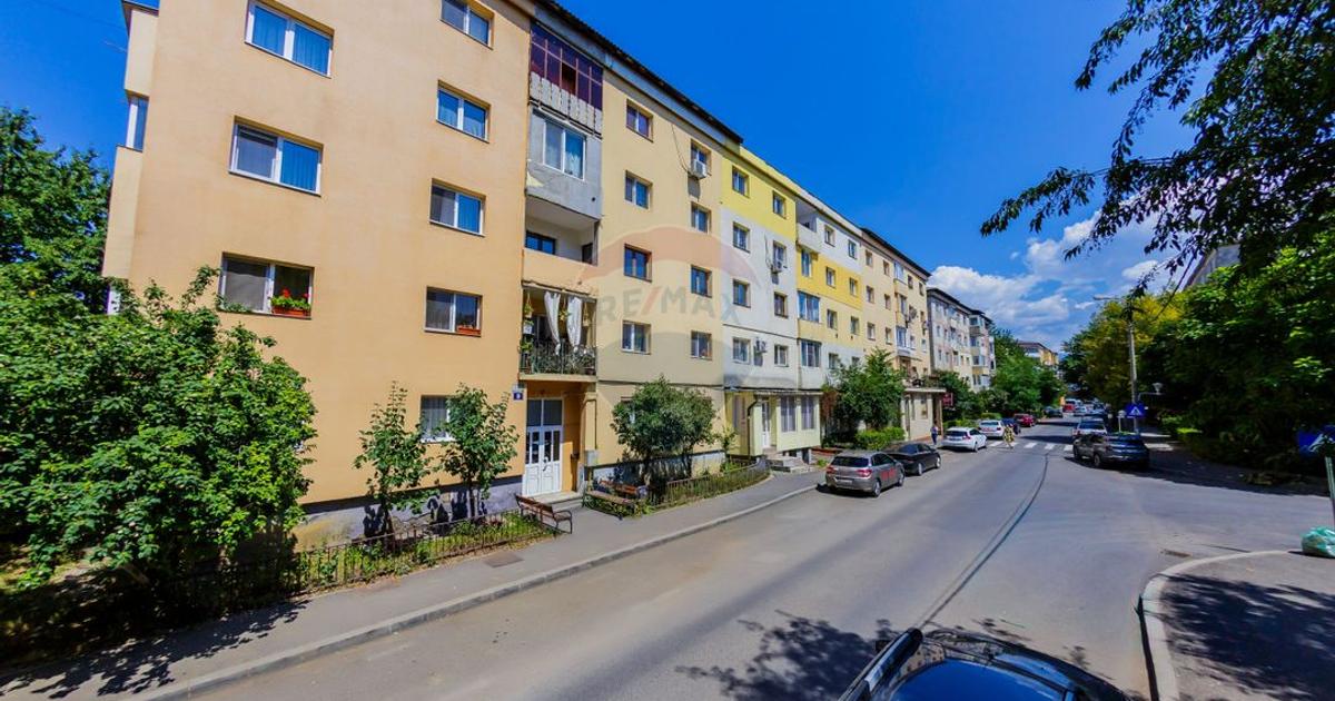 Apartament de vanzare 4 camere decomandat etaj 2