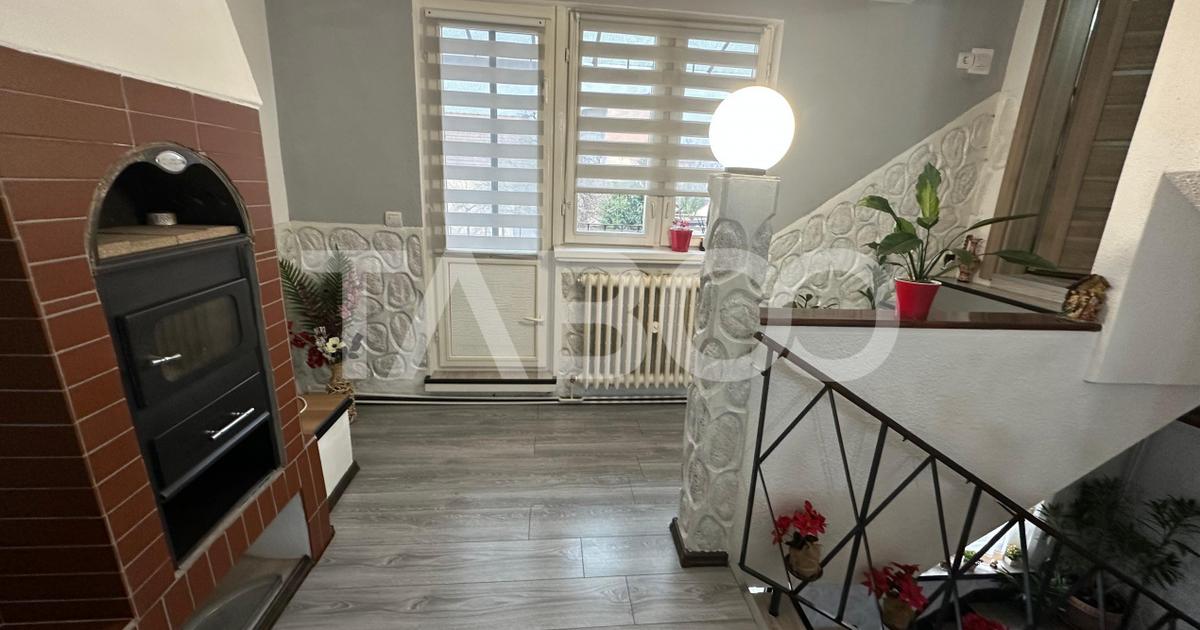 Apartament 4 camere  la casa cu curte pivnita zona Lazaret Sibiu