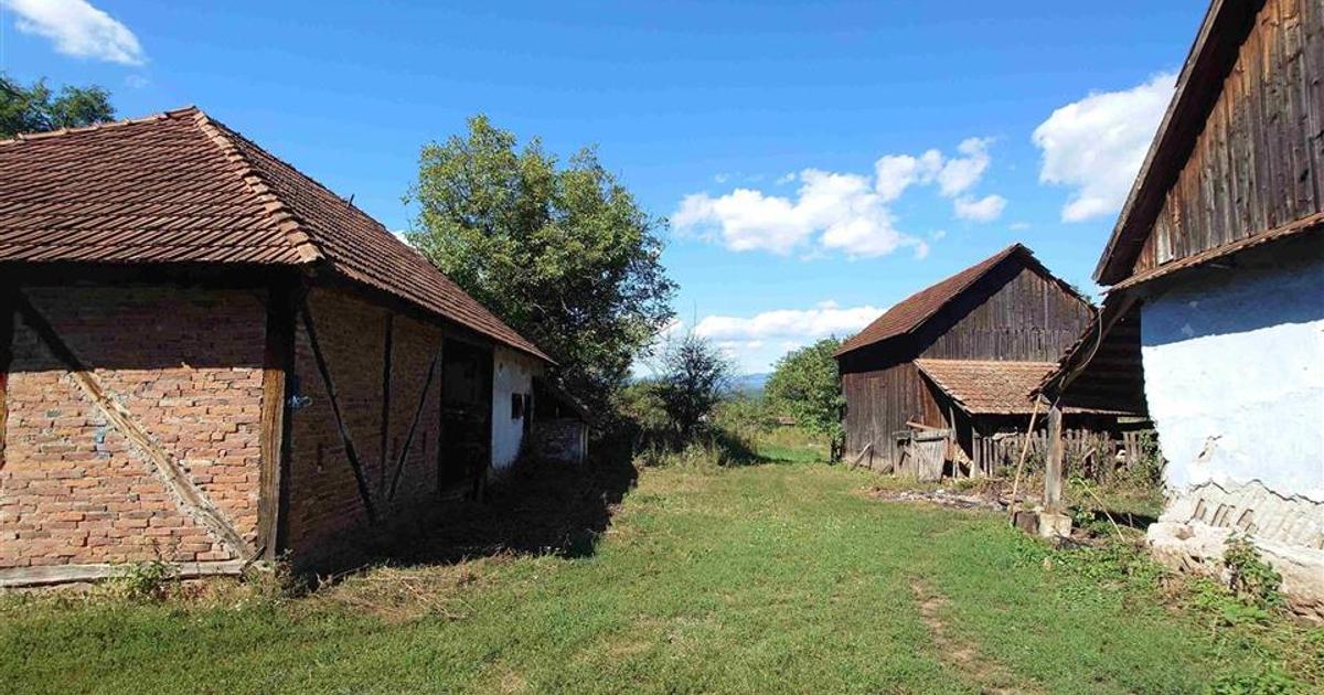 Teren intravilan si cladiri in Lunca