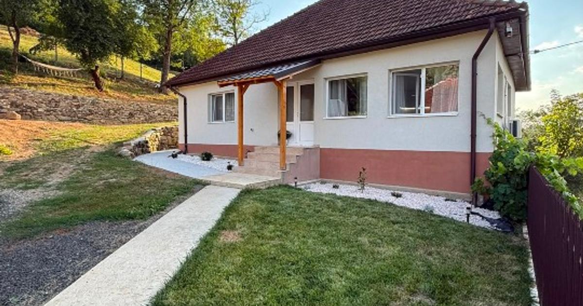 Casă complet renovată, mobilată și utilată, cu teren de 7.400 mp – Ruda-Brad,