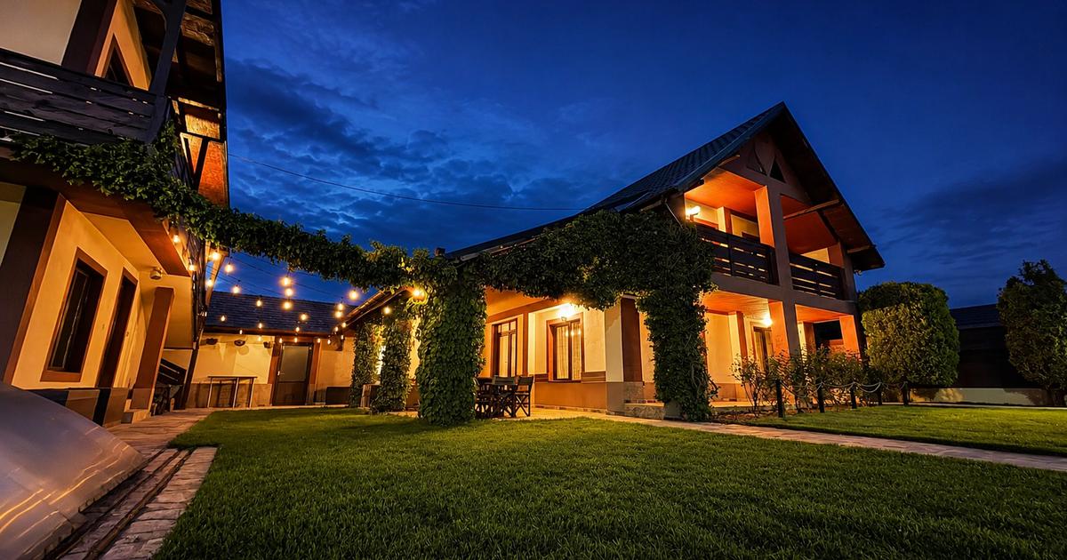Proprietate cu doua corpuri de locuit, piscină, foisor, complet funcțională