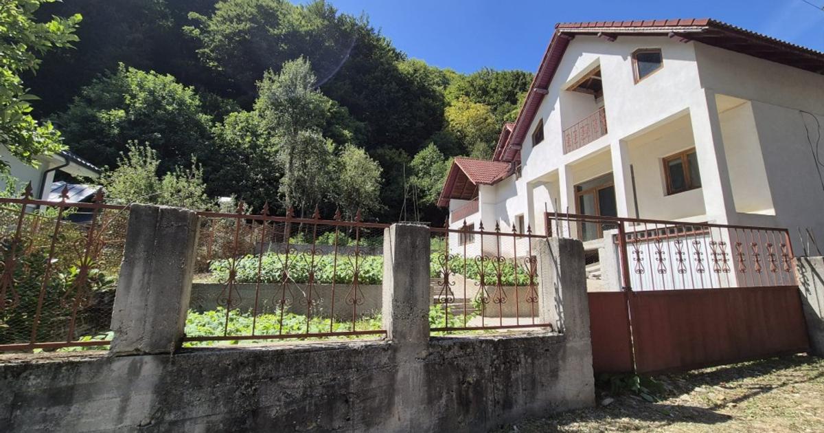 Casă de Vânzare în Băile Olănești Sat - Ideală pentru Locuință sau Afacere!