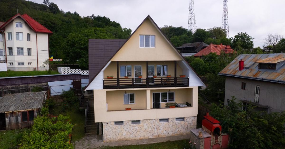 Se vinde vilă spațioasă în Tg. Neamț, zona Pometea Demisol, Parter, Etaj +1