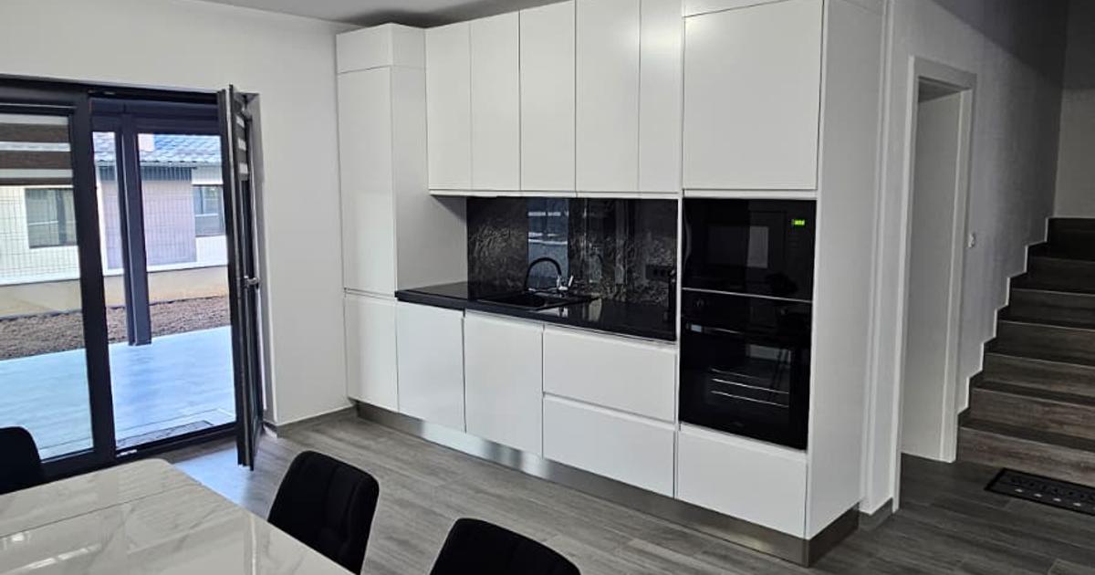 Chirie Duplex situat la 4 minute de Primarie finisat mobilat 1000eur/luna
