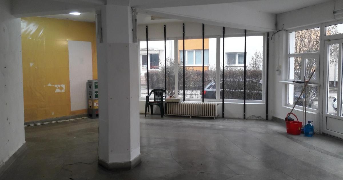 Inchiriez spatiu comercial 100 mp parter vitrat cladirea Delfin srl- Bistrita