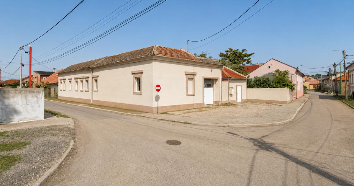 Spațiu comercial/birouri cu curte proprie, acces auto — Arad, zonă semicentrală,