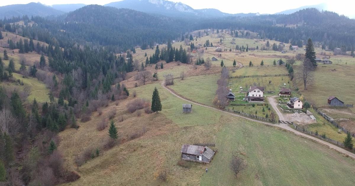 Teren lângă pârtia Rarău Câmpulung Moldovenesc, mărginit de râu