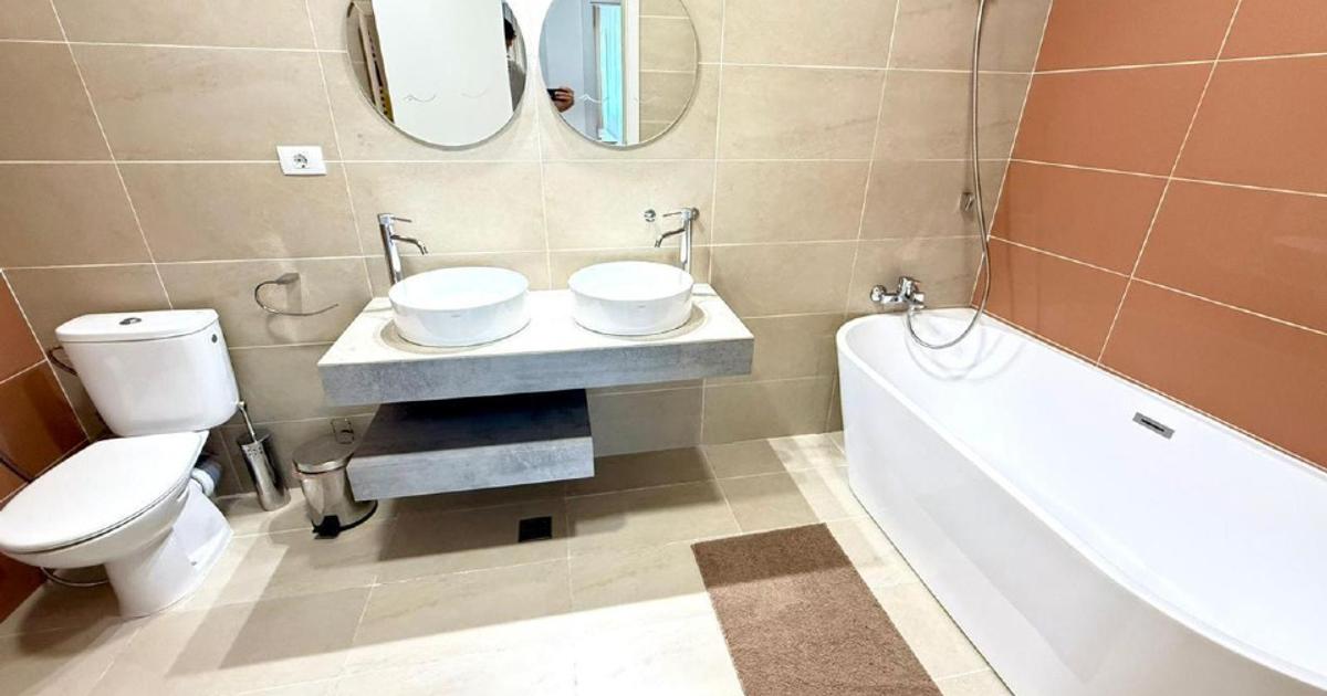 4 camere spatioase cu liniste si curte privata