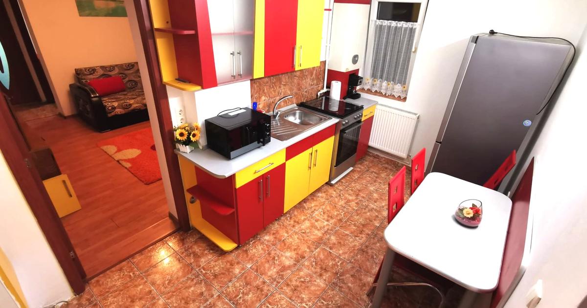 Chirie apartament 2 camere zona Spital mobilat utilat 1400lei .luna