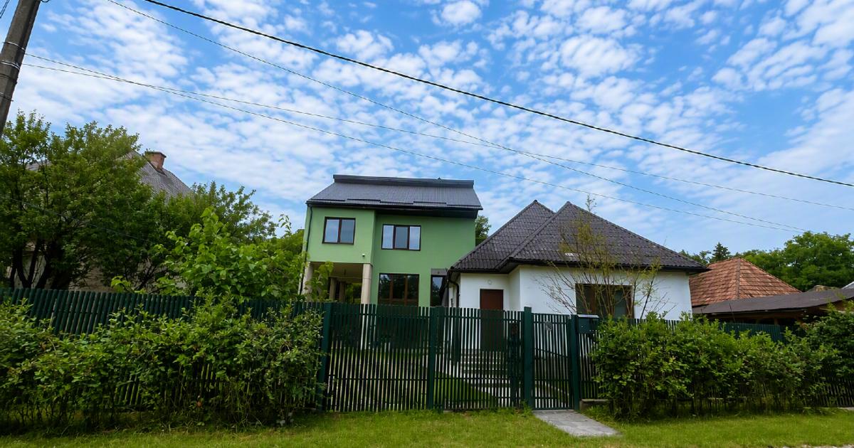 Două case, panouri fotovoltaice și teren de 2.906 mp,