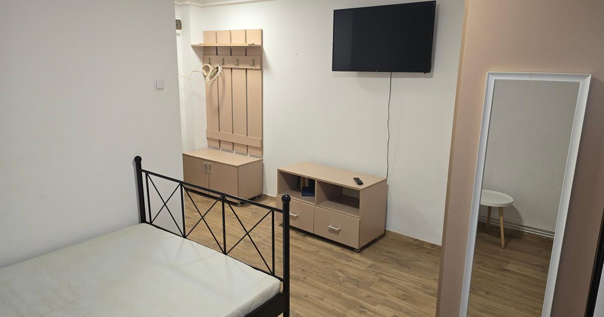 Inchiriez garsoniera in Deva, zona Dacia, parter, bloc de 4 etaje, mobilata
