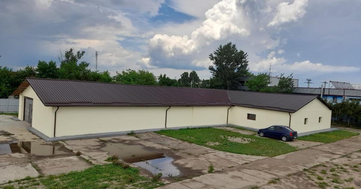 Vanzare teren 7200mp  cu hale de depozitare 1000mp.