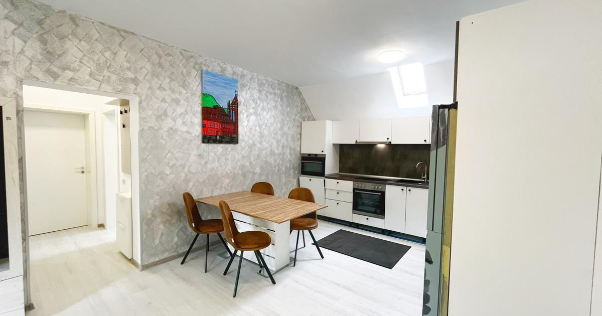 Apartament cu 3 camere în zona Centrală/ Strada Lungă
