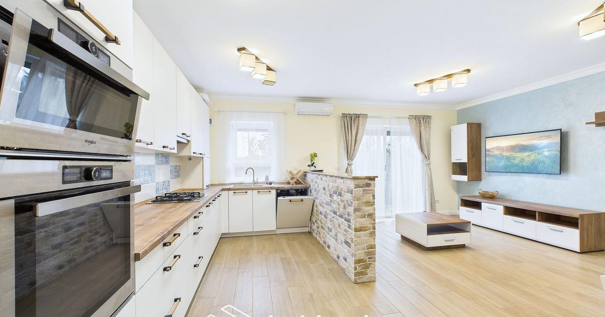 Apartament spațios cu curte și garaj – confortul unei case moderne