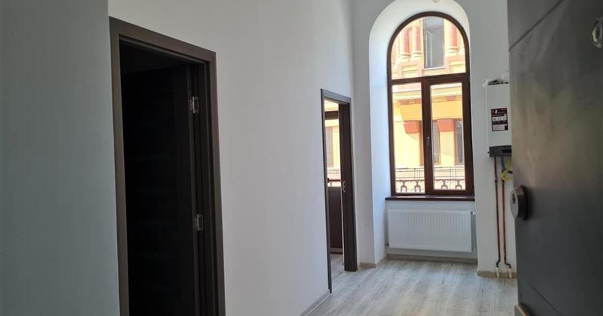 Ocazie .VINDEM APARTAMENT IN ZONA ISTORICA CU BALCON STRADA
