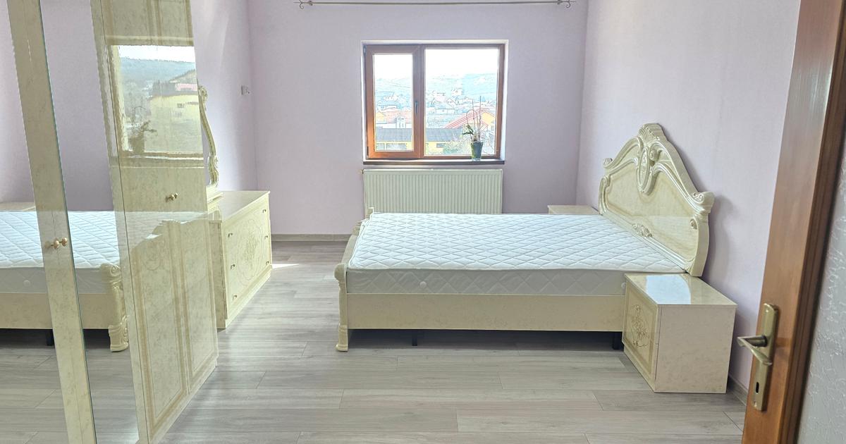 Vand apartament cu 2 camere decomandat in Deva, bloc de caramida din anul 2008,