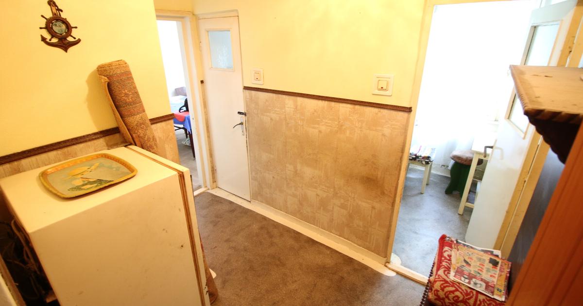 Ap. 2 camere Micro 19, la capatul troleului, etaj 1, cu balcon