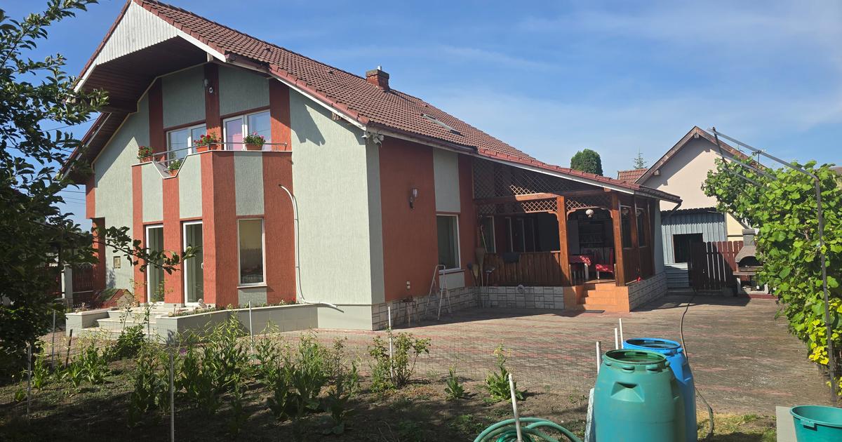 Vand proprietate in Deva. zona Ceangai, compusa din 2 imobile (case de locuit),
