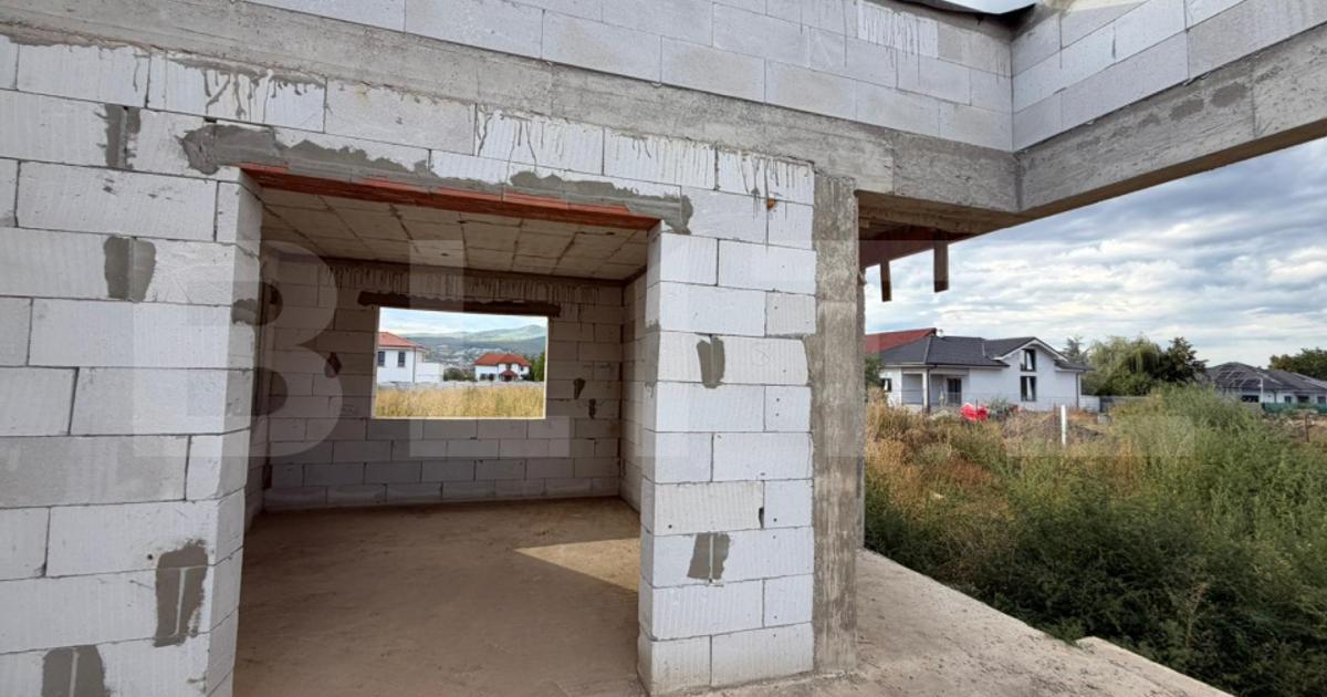Casă la Roșu pe Dealul Furcilor – 3 Dormitoare, Subsol, Living Separat, 3 Băi