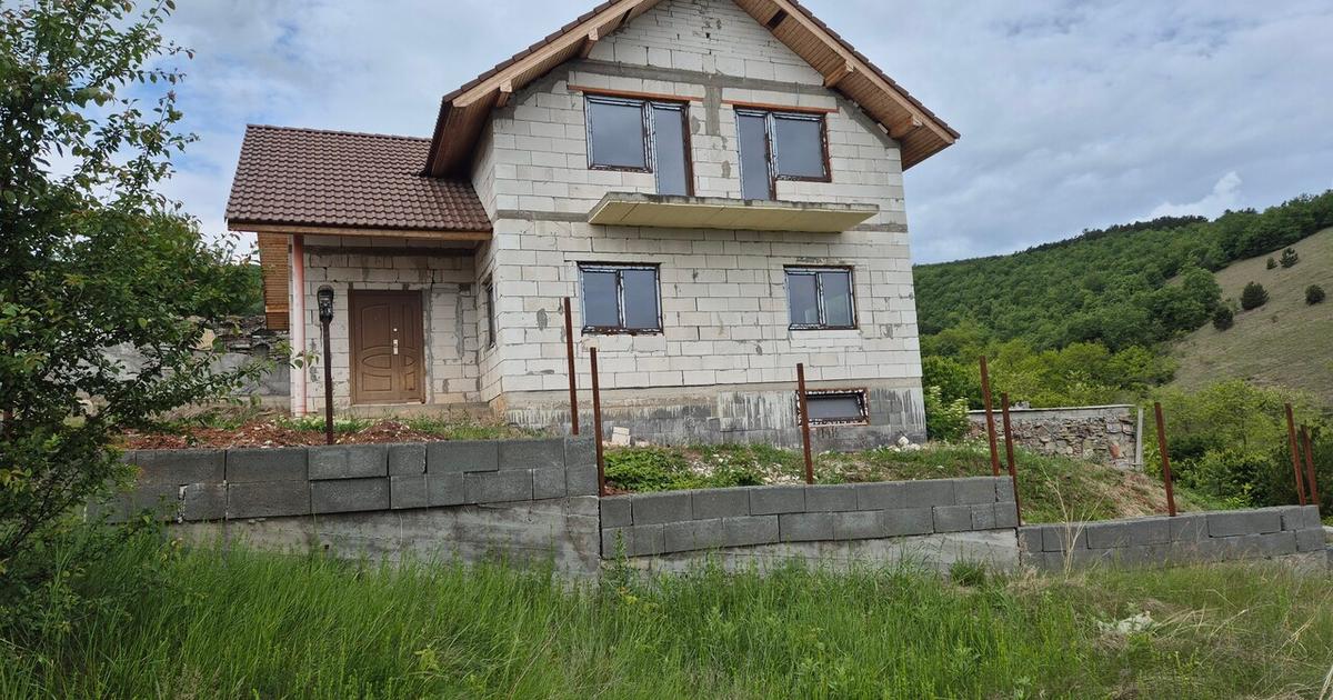 Casa la rosu de vanzare in Alba Iulia