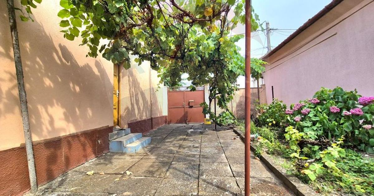 Casă cu teren generos de 1.100 mp, de vânzare în cartierul Pârneava –