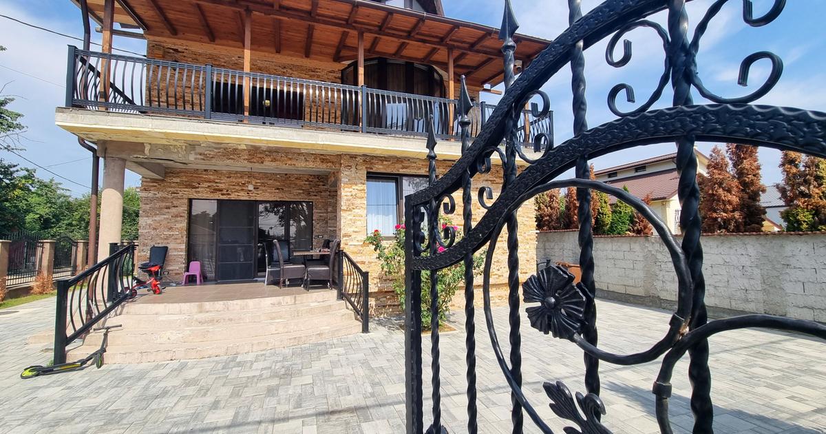 Vilă deosebită- 8 camere- Cartierul CFR Bacău- destinații multiple