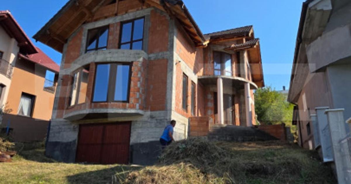 Teren 10 ari cu casă la roșu 240 mp cu plus garaj–Valea Rusului, panorama oraș