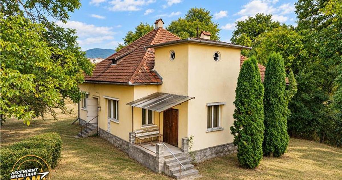 Casa cu istorie,3 camere,potential mansardare,1.840mp teren,in cadru linistit si
